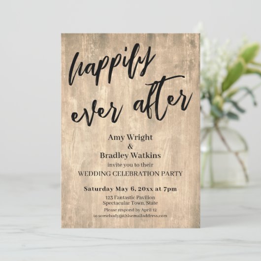 Rustikales braunes Holz nur verheiratet Hochzeitse Einladung (Stehend Vorderseite)