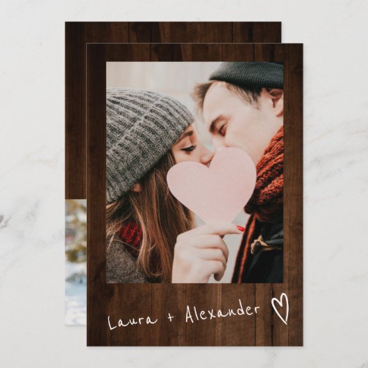 Rustikales braunes Holzskript Herz 2 Fotos Hochzei Einladung (Vorne/Hinten)