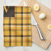 Rustikales, braunes Kariertes Muster Monogramm Geschirrtuch (Viertel Falte)