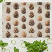 Rustikales braunes Pine Cone Wintermuster Geschirrtuch (Gefaltet)