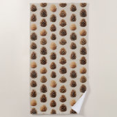 Rustikales braunes Pine Cone Wintermuster Strandtuch (Vorderseite)