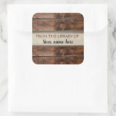 Rustikales Braunholz-Buchzeichen aus der Bibliothe Quadratischer Aufkleber (Tasche)