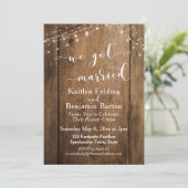 Rustikales Braunholz & Lights Wir Got Verheiratete Einladung (Stehend Vorderseite)