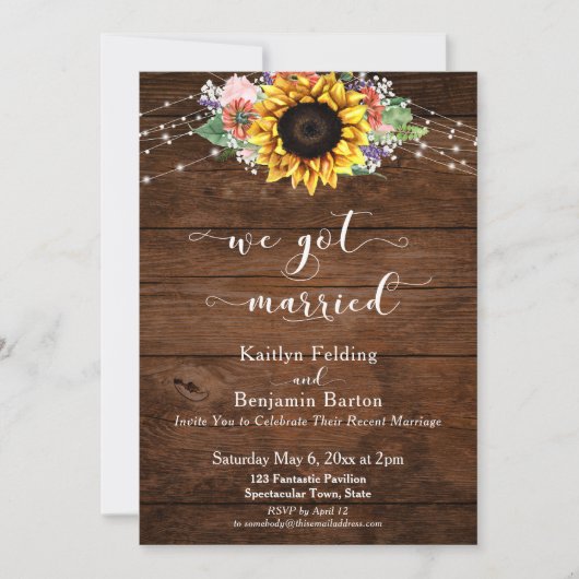 Rustikales Braunholz Sonnenblumenleuchten Wir Got Einladung (Vorderseite)