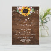 Rustikales Braunholz Sonnenblumenleuchten Wir Got Einladung (Stehend Vorderseite)