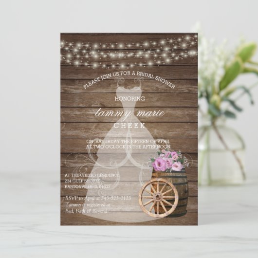 Rustikales Brautparty aus Holz mit rosa Blütenblät Einladung (Stehend Vorderseite)