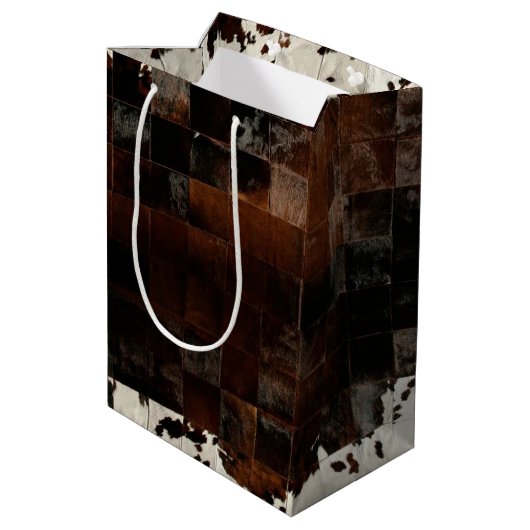 Rustikales Brown Patchwork Cowhide Mittlere Geschenktüte (Rückseite Schrägansicht)