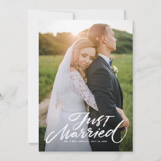 Rustikales Brush Letters Just Married Overlay Foto Dankeskarte (Vorderseite)