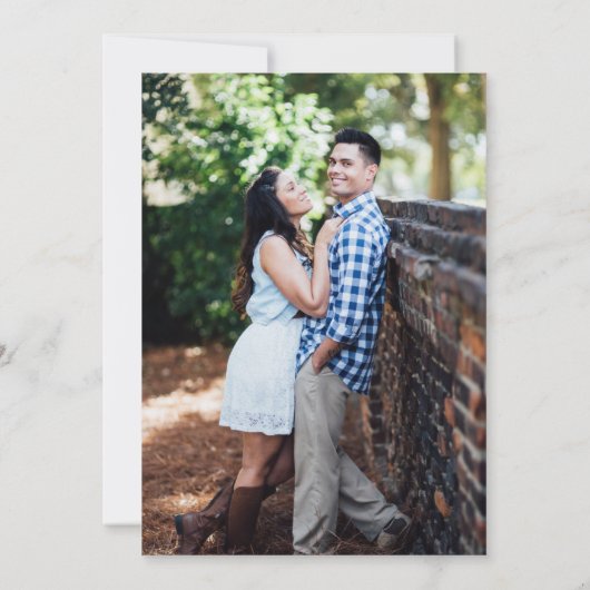 Rustikales Burgund Barn Wood Foto Collage Hochzeit Einladung (Rückseite)