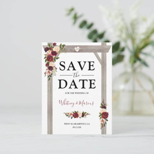 Rustikales Burgund Blush Floral Boho Save the Date Ankündigungspostkarte (Stehend Vorderseite)