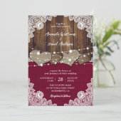 Rustikales Burgundy Barn Wood Burlap Lace Wedding Einladung (Stehend Vorderseite)