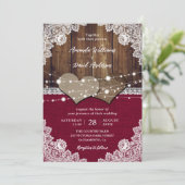 Rustikales Burgundy Barn Wood Burlap Lace Wedding Einladung (Stehend Vorderseite)