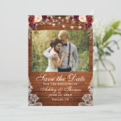 Rustikales Burgundy-Blumenholz Lights Lace Foto Save The Date (Stehend Vorderseite)
