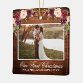 Rustikales Burgundy Blumenwald Unser erstes Weihna Keramikornament (Links)