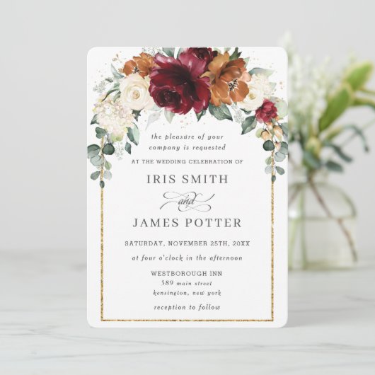 Rustikales Burgundy Burnt Orange Ivory Floral Wedd Einladung (Stehend Vorderseite)