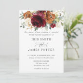 Rustikales Burgundy Burnt Orange Ivory Floral Wedd Einladung (Stehend Vorderseite)