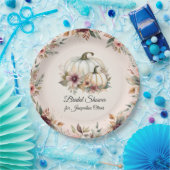 Rustikales Burgundy Fall Floral Pumpkin Brautparty Pappteller (Party)