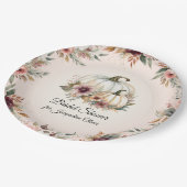 Rustikales Burgundy Fall Floral Pumpkin Brautparty Pappteller (Schrägansicht)