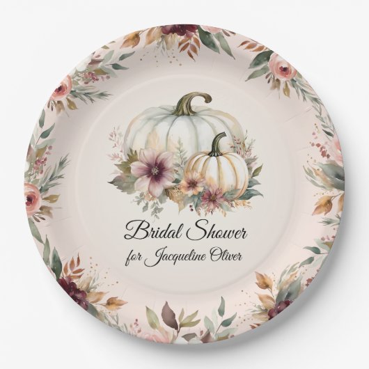 Rustikales Burgundy Fall Floral Pumpkin Brautparty Pappteller (Vorderseite)