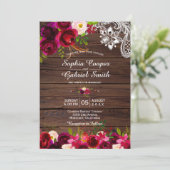 Rustikales Burgundy Lace Floral | Barn Wood Weddin Einladung (Stehend Vorderseite)