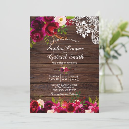 Rustikales Burgundy Lace Floral | Barn Wood Weddin Einladung (Stehend Vorderseite)