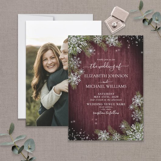 Rustikales Burgundy Silver Winter Wood Foto Weddin Einladung