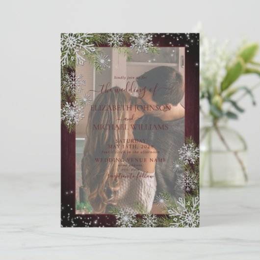 Rustikales Burgundy Silver Winter Wood Vellum Wedd Einladung (Stehend Vorderseite)