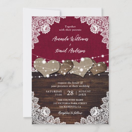 Rustikales Burgundy Wood Burlap Lace Wedding Einladung (Vorderseite)