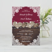 Rustikales Burgundy Wood Burlap Lace Wedding Einladung (Stehend Vorderseite)
