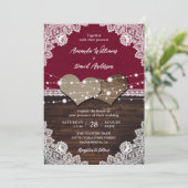 Rustikales Burgundy Wood Burlap Lace Wedding Einladung (Stehend Vorderseite)
