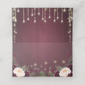 Rustikales Burgundy Wood & String Lights Hochzeit Platzkarte (Innenseite Aufgefaltet)