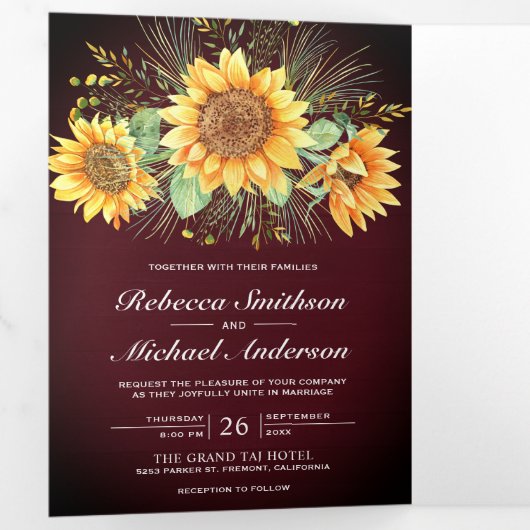 Rustikales Burgundy Wood Sunflowers Foto Wedding Dreifach Gefaltete Einladung (Innen Erste Seite)
