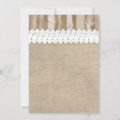 Rustikales Burlap-Barn-Holz-Zwirn-Hochzeit Einladu Einladung (Rückseite)