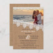 Rustikales Burlap Lace Foto wir immer noch einlade Einladung (Vorne/Hinten)