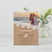 Rustikales Burlap Lace Foto wir immer noch einlade Einladung (Stehend Vorderseite)