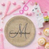 Rustikales Burlap Monogram Wedding Bride Groom Nam Pappteller (Party)