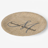Rustikales Burlap Monogram Wedding Bride Groom Nam Pappteller (Schrägansicht)