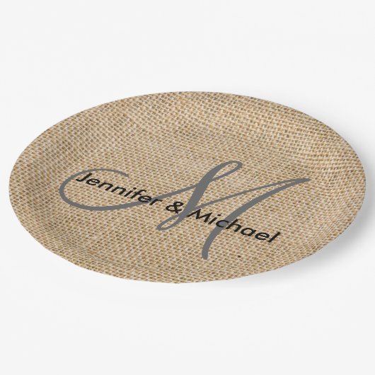 Rustikales Burlap Monogram Wedding Bride Groom Nam Pappteller (Schrägansicht)