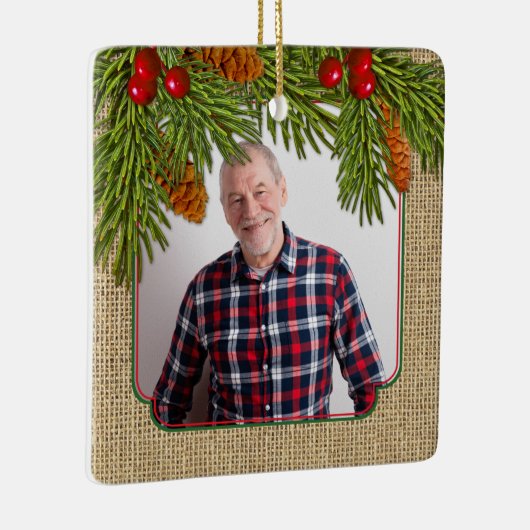 Rustikales Burlap Pine Boughs Gedächtnis Foto Weih Keramikornament (Rechts)