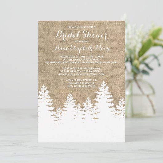 Rustikales Burlap Pine Trees Winter Brautparty Einladung (Stehend Vorderseite)