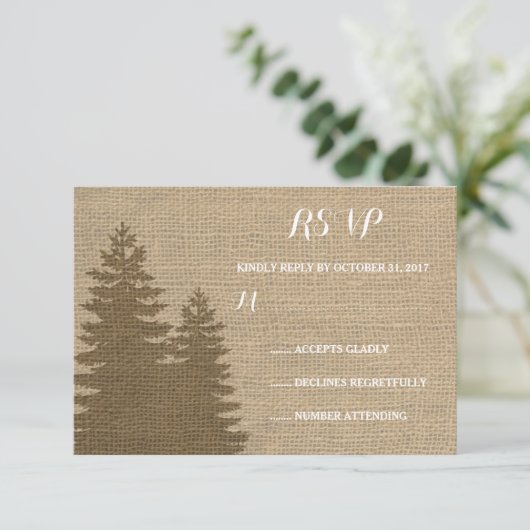 Rustikales Burlap Pine Trees Winter Wedding UAWG RSVP Karte (Stehend Vorderseite)