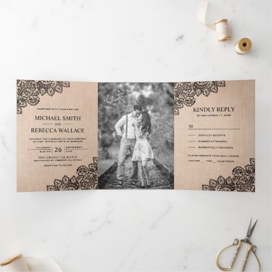 Rustikales Burlap- und Black Lace-Hochzeitssemble- Dreifach Gefaltete Einladung (Innenseite)