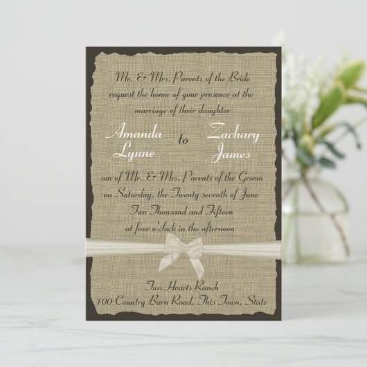 Rustikales Burlap und Bow Einladung (Stehend Vorderseite)