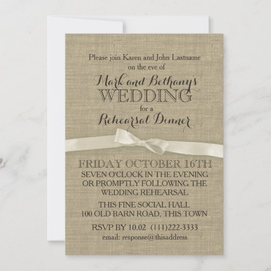 Rustikales Burlap- und White Bow-Probe-Dinner Einladung (Vorderseite)