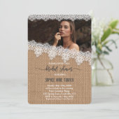 Rustikales Burlap Vintag Lace Foto Brautparty Einladung (Stehend Vorderseite)