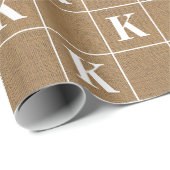 Rustikales Burlap White Monogram Weihnachten Geschenkpapier (Rolleneckpunkt)