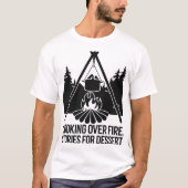 Rustikales Campfeuerkochen unter Pinienwald Nacht T-Shirt (Vorderseite)