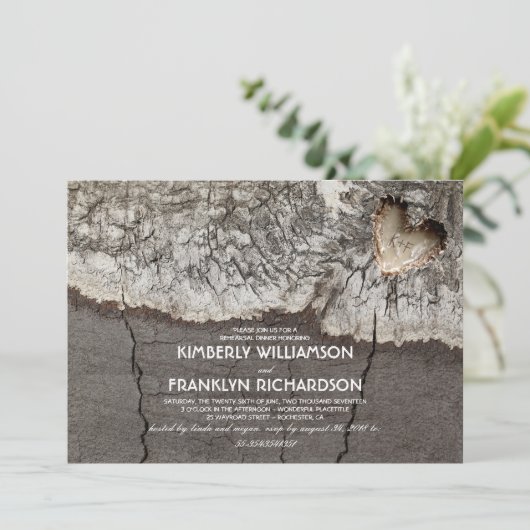 Rustikales Carved Wood Heart Tree Probe Dinner Einladung (Stehend Vorderseite)