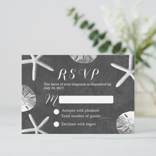 Rustikales Chalkboard Beach Wedding UAWG RSVP Karte (Stehend Vorderseite)