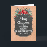 Rustikales Chalkboard C Weihnachten Karte<br><div class="desc">Frohe Weihnachten für die Urenkelterkarte mit rustikalem Kalkbrettmuster und winterlichem Laub mit Poinsettias.</div>